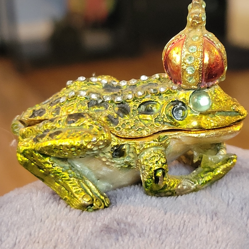 Brass frog